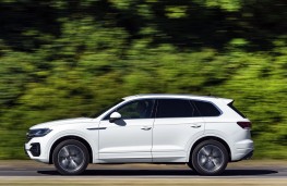 Volkswagen Touareg 2018 side action